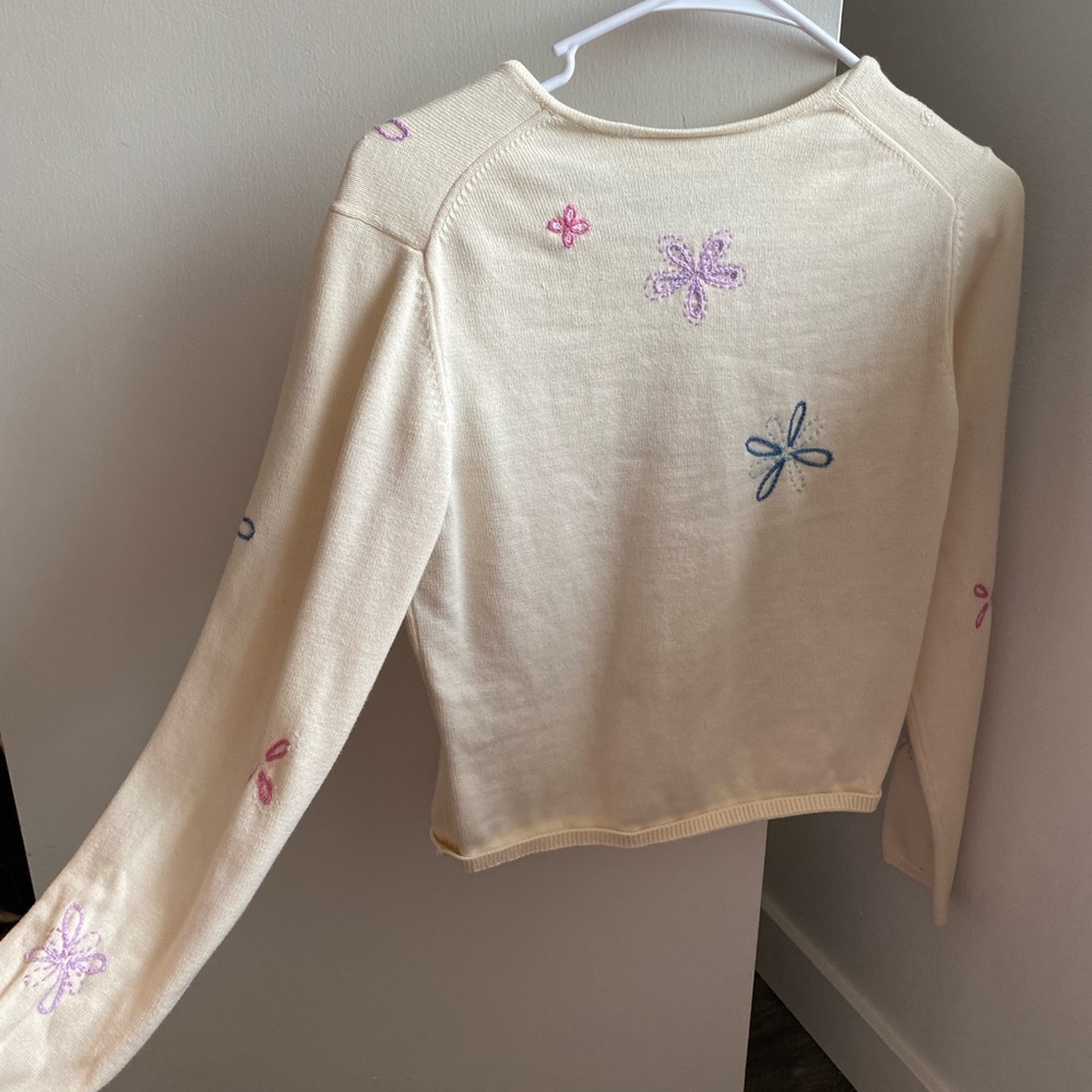 flower sweater with v neck! size s